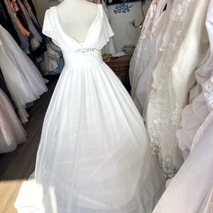 Chic White Wedding Dress with V-Neck